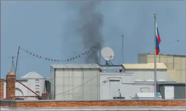  ?? AP ?? HUMO. En el consulado ruso en San Francisco, el viernes, antes de que fuera registrado por el FBI.