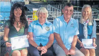  ?? PHOTO: JANET OSBORNE ?? Chichester Canal photo competitio­n winner Donna Trethewey, left, with canal trustee Dorothy Cox, Ashley Gardner of Imber Court Photo Training and right, runner-up Nikki Holden.