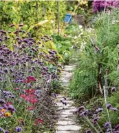  ??  ?? Eine kleine Gartenanla­ge liegt am Rande der Gleise bei Gessertsha­usen.