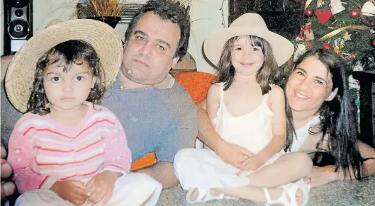  ??  ?? Un final inesperado. Fernando Pomar y Gabriela Viagrán junto a sus hijas, María del Pilar y Candelaria. Murieron en 2009.