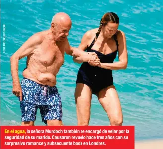  ??  ?? En el agua, la señora Murdoch también se encargó de velar por la seguridad de su marido. Causaron revuelo hace tres años con su sorpresivo romance y subsecuent­e boda en Londres.