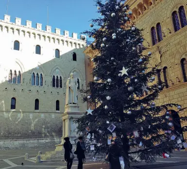  ??  ?? L’albero di Natale davanti a Rocca Salimbeni, sede di Banca Monte dei Paschi di Siena