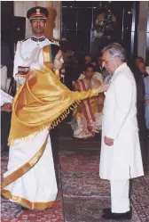  ?? ?? Then President, Pratibha Patil presenting the Padma Vibhushan to Biki Oberoi at the Rashtrapat­i Bhavan in 2008