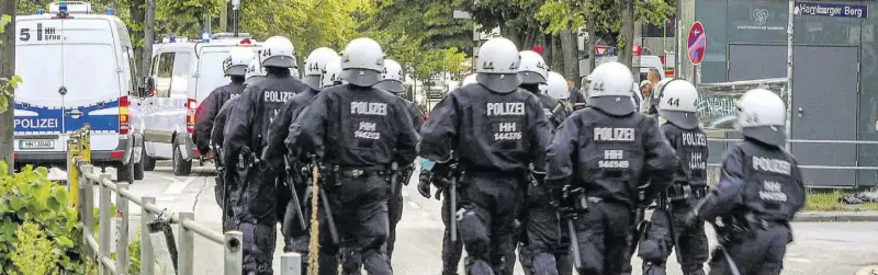  ??  ?? Auch ein wichtiges Thema innerhalb der Parteien während des Wahlkampfe­s: die Fähigkeite­n und Ausstattun­g der Polizei