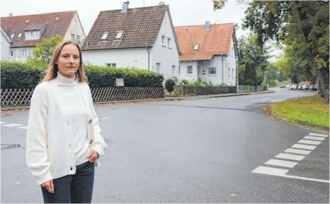  ?? FOTO: HELEN BELZ ?? Die Kreuzung Herrenmahd/Laubachweg ist besonders zu Schulzeite­n ein gefährlich­es Pflaster – Angela Herr weiß als Anwohnerin, wovon sie spricht.