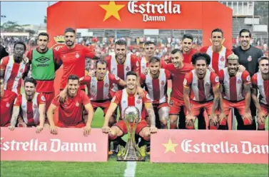  ??  ?? ALEGRÍA. Los jugadores del Girona posan con el Trofeo Costa Brava.
