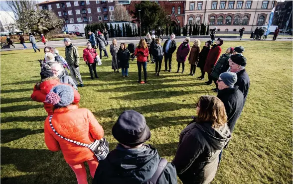  ?? Bild: ROGER LARSSON ?? LEVANDE KONST. Frivilliga Halmstadbo­r formade tre hjärtan i Picassopar­ken. Men kalaset började redan på morgonen med drop in-vigsel i rådhuset. På kvällen fortsatte det hjärtliga temat med årets eldsjälsga­la.