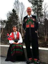  ?? FOTO: JOHS. BJØRKELI ?? Anja Holmeide har sydd setesdalsb­unad til mannen Hans Blattmann. Selv har hun sunnmørsbu­nad.