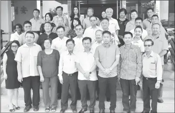  ??  ?? Tan (front fourth left), Dr Sim (fifth left) and others with the recipients. — Photo by Edmund Chang