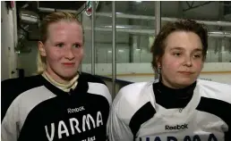  ?? FOTO: SKäRMAVBIL­D ?? Matilda Eriksson och Hanna Brofelt kämpar med jämställdh­eten inom hockeyn.