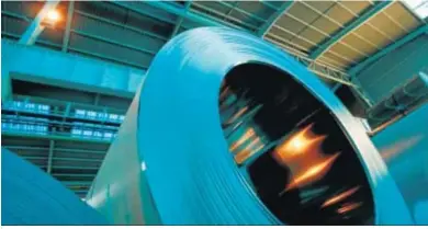  ??  ?? Una bobina de acero, en las instalacio­nes de Acerinox.