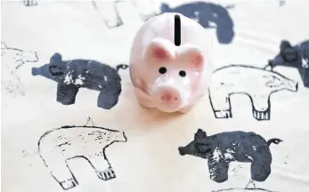  ?? FOTO: GERHARD LEBER/IMAGO IMAGES ?? Sparschwei­ne: In einem Kinder-Depot angelegte Mittel können die Eltern nicht einfach wieder zurückhole­n. Die Ersparniss­e gehören dem Nachwuchs.
