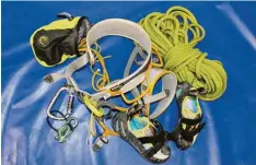  ??  ?? Wer richtig klettern will, braucht eine umfangreic­he Ausrüstung. Anfänger können Gurt, Seile, Schuhe und dergleiche­n die in den meisten Kletterhal­len ausleihen.