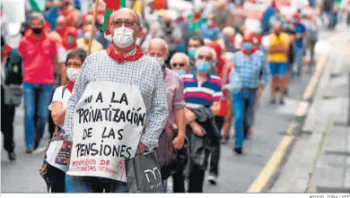  ?? MIGUEL TOÑA / EFE ?? Manifestac­ión del Movimiento de Pensionist­as de Vizcaya con el lema ‘Los derechos no caducan con la edad’.
