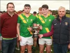  ??  ?? The Buffers Alley joint captains, Adam Byrne and Oisín Fortune, with Dean Goodison representi­ng People Newspapers and Bobby Goff.