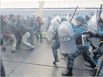  ??  ?? Violencia. El desalojo de la planta de PepsiCo, el jueves. La discusión también se politizó.