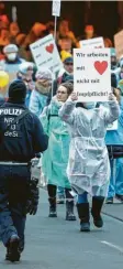  ?? Foto: David Young, dpa ?? Das Thema Impfpflich­t bleibt auf der Straße und in der Politik kontrovers dis‰ kutiert. Die Union lässt ihre Haltung noch offen.