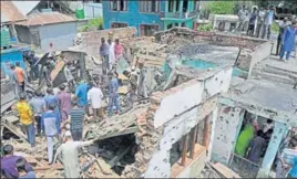  ?? WASEEM ANDRABI/HT ?? Villagers gather near the damaged house where the militants were holed up at Hakripura in Pulwama, J&K, on Tuesday.