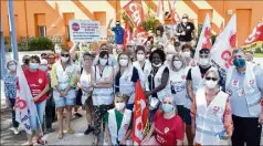  ?? (Photos Sophie Louvet) ?? Une trentaine de personnes se sont rassemblée­s hier après-midi devant l’Ehpad du Malmont à l’appel de la CGT.