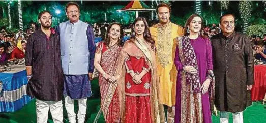  ??  ?? Der fusioniert­e Milliardär­s-clan: Anant Ambani, Bruder der Braut, Ajay und Swati Piramal, Eltern des Bräutigams, das Brautpaar Isha Ambani und Anand Piramal sowie Nita und Mukesh Ambani, die Eltern der Braut (v. l.). Foto: Instagram/isha Ambani