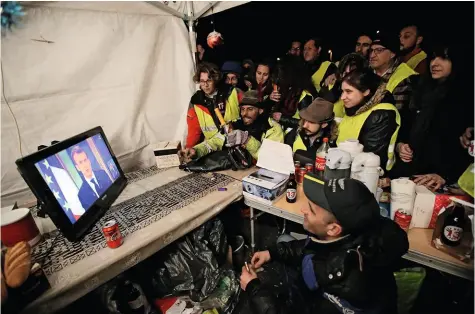  ??  ?? Défi « Affronter les gilets jaunes est compliqué pour le pouvoir. Il ne peut jouer complèteme­nt ni de la négociatio­n ni de la fermeté. »