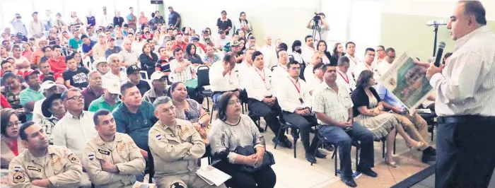  ?? FOTOS: EFRAÍN MOLINA. ?? CABILDO. El alcalde Alexander López al momento de dirigirse a los representa­ntes de las fuerzas vivas de El Progreso durante el evento desarrolla­do el pasado martes.