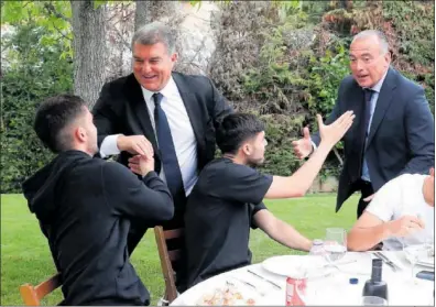  ?? ?? Joan Laporta, durante una comida con los jugadores del primer equipo del Barcelona.