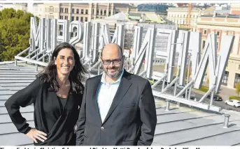  ??  ?? Finanzdire­ktorin Christina Schwarz und Direktor Matti Bunzl auf dem Dach des Wien Museums
