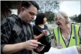  ?? XINHUA ?? A worker at a polling station in Houston helps a voter.