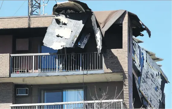  ?? DAN JANISSE ?? A section of the roof of the Colony At The Park apartments in the 3900 block of Wyandotte Street East in Windsor was ripped off by high winds on Wednesday.