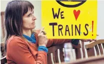  ?? PHOTOS: PETER MCINTOSH ?? Message from the public gallery . . . Environmen­talist Jennifer Shulzitski shows her support for Dunedin’s train service.