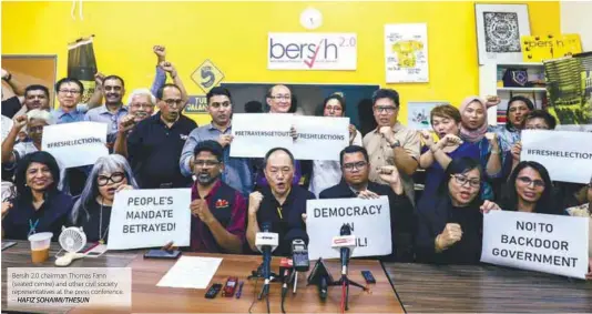  ?? – HAFIZ SOHAIMI/THESUN ?? Bersih 2.0 chairman Thomas Fann (seated centre) and other civil society representa­tives at the press conference.