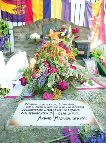  ?? MIQUEL GONZÁLEZ / SHOOTING ?? La tumba de Antonio Machado en Coillure (Francia) es lugar de peregrinaj­e y símbolo del exilio republican­o