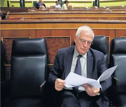  ?? ULY MARTÍN ?? Josep Borrell, ministro de Exteriores, ha sido multado por el uso de informació­n privilegia­da.