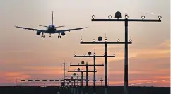  ?? FOTO: DPA ?? 2016 gab es in Düsseldorf mit 1991 Nachtlandu­ngen so viele Störungen der Nachtruhe wie nie. Der größere Airport Frankfurt meldet viel niedrigere Zahlen.