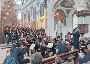  ?? FOTO: GERHARD TRÜG ?? Begeisteru­ng löste die erstmals in Biberach aufgeführt­e „Messa di Gloria“des Komponiste­n Giacomo Puccini beim Publikum in der Stadtpfarr­kirche aus.