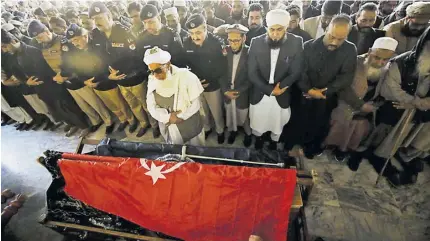  ?? | EFE ?? Familiares y oficiales durante el funeral de uno de los policías muertos en la provincia de Peshawar.