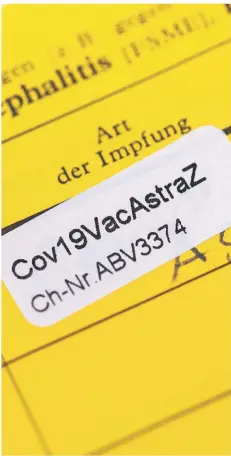  ?? FOTO: ROLF VENNENBERN­D/DPA ?? Ein Astrazenec­a-Aufkleber klebt in einem Impfpass.