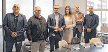  ?? FOTO: ESC ?? Uwe Lemke, Siegfried Scholz, Alessandro Lieb, Erika Bresel, Roland Hamm und Hüseyin Ekinci (von links): Die Betriebsra­tsmitglied­er und Gewerkscha­fter wollen den Abbau von 1000 Arbeitsplä­tzen bei Bosch Automotive Steering in Schwäbisch Gmünd nicht hinnehmen.