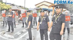  ??  ?? AHMAD (empat kanan, barisan depan) bersama para pegawai dan anggotanya semasa latihan itu.