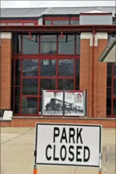  ?? BUTCH COMEGYS/THE TIMES-TRIBUNE VIA AP ?? This photo shows the Steamtown National Historic Site closed in its third week due to the partial government shutdown, in downtown Scranton, Pa., Thursday.