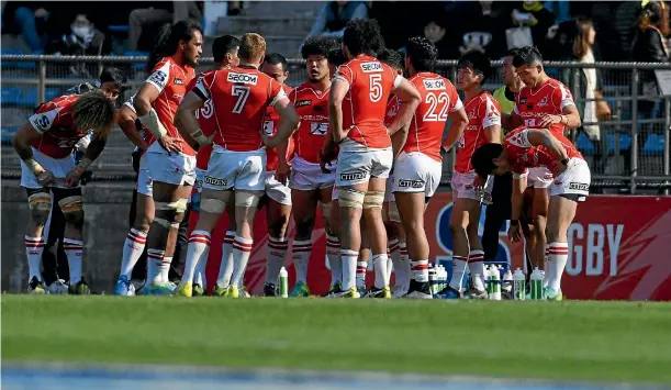  ?? PHOTOS: GETTY IMAGES ?? Sunwolves players form a huddle during their massive loss to the Hurricanes in the opening round of Super Rugby at the weekend.