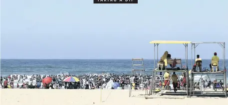  ?? PICTURE: GCINA NDWALANE Agency (ANA) African News ?? PEOPLE cooling off during the weekend’s blistering­ly hot weather at the Durban beachfront.