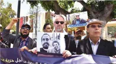  ??  ?? Christophe Deloire (au milieu) directeur général de Reporters sans frontières, assiste à une manifestat­ion de soutien au journalist­e marocain