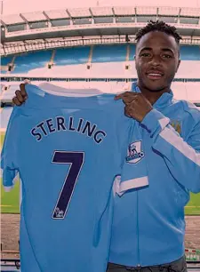  ??  ?? Raheem Sterling, 20 anni, con la nuova numero 7 del Manchester City