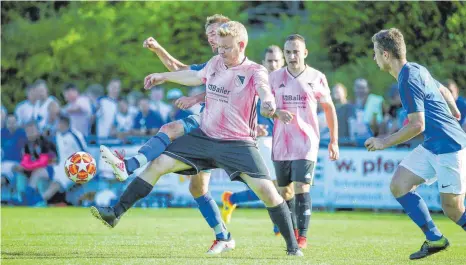  ?? FOTO: THOMAS WARNACK ?? Rainer Neubrand (hinten, blaues Trikot) und der SV Betzenweil­er wollen sich auch gegen Sigmaringe­n nicht verstecken. Das taten sie auch nicht am Bussen, wo sie am vergangene­n Samstag bei den Sportfreun­den (vorne: Jakob Schlaucher) mit 5:1 siegten.