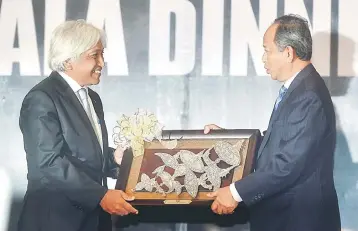  ??  ?? Muhammad (left) receiving a souvenir from MIER’s chairman Tan Sri Sulaiman Mahbob (right) after presented his speech at MIER’s 30th anniversar­y gala dinner celebratio­n at Subang, Kuala Lumpur. — Bernama photo