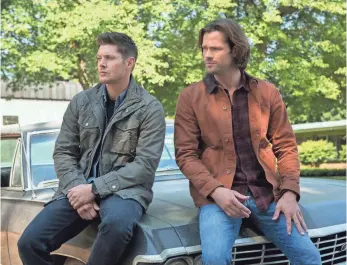  ?? DEAN BUSCHER, CW ?? Dean (Jensen Ackles, left) and Sam Winchester (Jared Padalecki) have delighted fans with monsterfig­hting.