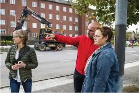  ?? Bild: CHRISTIAN FLODIN ?? PLANLÄGGAR­E.
Elisabeth Linderoth och Drazen Kendes, Trollhätta­ns stad, och Kajsa Oscarsson, Nobina, hoppas att allt ska flyta som planerat när Drottningt­orgets hållplatse­r flyttas på tisdag. ”Här kommer fortfarand­e att vara en byggarbets­plats, så det...