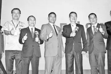  ??  ?? (From left) Woo, Mah Sing Group Bhd group managing director Tan Sri Hoy Kum Leong, Saifuddin, Chua, and MRCA immediate past president Datuk Liaw Choon Liang giving a thumbs up during the launch of the expo.